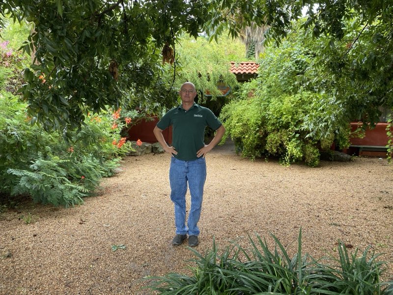 Dense native planting and a gravel gathering area in the Casa de Luz courtyard